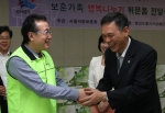 영산조용기자선재단 조희준 사무국장(왼쪽)과 서울지방보훈청 최완근 청장이 담소를 나누고 있다.