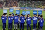 삼성전자의 '갤플 서포터즈'가  17일 수원 월드컵 경기장에서 열린 수원 삼성 블루윙즈의 프로축구 경기에서 이색응원을 선보였다. 갤럭시 플레이어 광고모델인 인피니