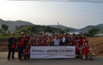 KT커머스는 지난 16일 1사1촌 자매결연 마을인 충남 서산시 인지면 솔마당 마을을 찾아 마늘 캐기 농촌일손 돕기에 나섰다. 이날 40여명의 임직원은 마늘을 캔 뒤 묶는 작업까지 