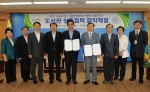 부천시(시장 김만수)와 서울신학대학교(총장 유석성)는 18일 오후 2시 부천시청 만남실에서 부천시의 시립도서관과 서울신학대학교의 이명직 기념도서관 간의 도서관 서비스에 대해 상호 