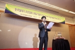 한국텔레스크린협회 초대 회장으로 선임된 KT 기업Product본부장 한원식 상무가 22일 서울시 마포구 도화동 서울가든호텔에서 열린 협회 공식 출범 행사에서 인사말을 하고 있다.