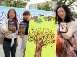 SK텔레콤이 학부모정보감시단과 함께 서울 여의도공원 문화의 마당에서 진행한 '스마트폰 유해정보 꼼짝마!' 캠페인에 참가한 시민들의 모습. 'T청소년안심서