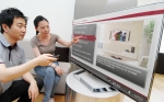 LG전자는 25일, 시네마3D 스마트TV 사용법을 동영상으로 안내하는 ‘LG 스마트TV 동영상 가이드’ 앱을 선보였다. 서울 여의도동에서 LG전자 서비스기사가 가정주부에게 스마트 