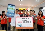 SK텔레콤은 25일 오전 8시 서울 서교동에 위치한 T월드 프리미엄 스토어에서 갤럭시S3 1호 가입자를 열었다. 사진 앞줄 왼쪽부터 1호가입자 이상권 고객, SK텔레콤 조우현 영업