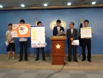 박홍근의원(민주통합당)과 KYC 20대파티 회원들이 계절학기 수업료 인하를 위한 기자회견을 하고 있다.