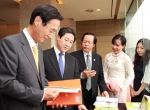 민병덕 KB국민은행장(사진왼쪽), 유기준 국회의원(왼쪽두번째), 촨 총 돤 주한 베트남 대사(왼쪽세번째) 가 함께 한국어교재를 보고 있다