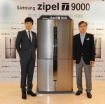 삼성전자 CE담당 윤부근 사장과 삼성 지펠 모델 이승기가 신제품 '삼성 지펠 T9000'을 소개하는 모습.
