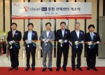 금일 오후 4시 경기도 일산의 SK텔레콤 Cloud 종합관제센터에서 열린 'T Cloud biz 통합 관제센터 개소식'에 참가한 SK텔레콤 임원들의 모습. 사진 