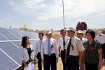 4일 오후 중국 닝샤(宁夏)자치구 링우(灵武)시 바이지탄(白芨滩) 자연보호구에 설치된 태양광 발전설비 준공식 직후 관계자들이 현장에 설치된 태양광 발전설비를 둘러보고 있다. 앞줄 