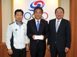 이수빈 회장은 선수들이 이번 올림픽에서 좋은 성적을 거두는데 힘을 보태달라며 이기승 선수단장에게 5억 원의 격려금을 전달했다.