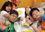 한국청소년단체협의회와 CJ나눔재단이 운영하는 CJ와 함께하는 찾아가는 쿠킹버스에서 어린이들이 직접만든 쿠키를 선보이며 즐거워하고 있다.