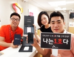금일 오전 8시 SK텔레콤 대리점에서 갤럭시 S3 LTE 1호 가입자인 김민수(사진 오른쪽)씨와 2호 가입자인 이지은(사진 가운데)씨가 개통한 갤럭시 S3 LTE를 들어올려 보이고