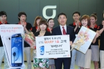 KT는 7월 9일 오전 8시부터 전국 올레매장과 올레닷컴(www.olleh.com)에서 ‘갤럭시SIII LTE’ 개통을 시작했다. 사진은 서울시 강남구 역삼동에 위치한 ‘올레애비뉴