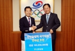 신한은행 서진원은행장(오른쪽)이 박종길 태릉선수촌장에게 격려금을 전달하는 모습