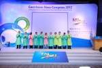 ‘동아시아 해양회의 장관포럼’에 참가한 각국 장관들이 두루마기를 입고 기념촬영을 하고 있다.