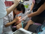 한효정 연세밝은아이치과 원장이 치과 진료를 하고 있다.