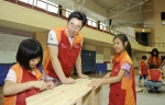 14일(토), SK하이닉스 이천본사 사내체육관에서 박찬호 기장(왼쪽에서 두번째)이 자녀 박가은 양(왼쪽 첫번째) 및 임직원 가족들과 함께 책장을 직접 제작하고 있다.