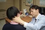 목 통증 호소하는 환자를 진찰중인 군포병원 배중한 소장