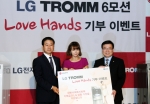 LG전자가 고객들과 함께 국내외 미혼모를 위한 나눔의 정을 전한다. 사진은 19일 서울 페럼타워에서 LG전자 최상규 한국마케팅본부장(왼쪽) 및 LG '트롬' 광고