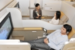 아시아나항공의 새로운 일등석 '오즈 퍼스트 스위트(OZ First Suite)' 중앙 2인석의 개인칸막이를 내린 상황에서 남자 승객은 세계 최대 32인치 HD 모