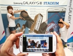삼성전자가 21일 서울 영등포 타임스퀘어에 설치한 '갤럭시SⅢ 스타디움'에서 삼성전자 모델들이 갤럭시SⅢ의 다양한 기능들을 선보이고 있다.(사진은 인텔리전트 카메