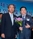 한림캐이스트(주) 윤의중 대표이사(오른쪽)는 2012년도 신지식인 인증과 동시에 신지식인 경영인 대상을 수상하였다.
