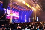 롯데카드가 지난 4월 진행한, '뮤직으로 무브(MOOV) in 광주' 콘서트에서 초청된 회원들이 인기가수의 공연을 관람하고 있다.