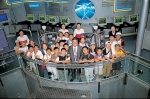 1999년 당시 부산 LG청소년과학관(현 부산 LG사이언스홀)을 방문한 구자경 LG명예회장(앞줄 정 가운데)이 과학관을 방문한 어린이들과 함께 기념 사진을 촬영하고 있는 모습