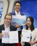 삼성엔지니어링 직원들이 최근 발간된 ‘2011 삼성엔지니어링 지속가능경영 보고서' 를 들어 보이고 있다.