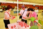 서울중앙우체국(국장 정순영) 직원들이 무더위에 지친 고객들을 위해 수박화채와 옥수수를 나눠주고 있다.