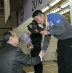 김승연 한화그룹회장이 2010 5월에 개최한 2010 한화회장배 전국사격대회에서 금메달(50m 권총)을 획득한 진종오 선수에게 메달을 걸어주었다.