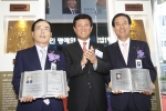 IBK기업은행장 조준희(가운데), 명화공업 대표이사(왼쪽)와 정태일 한국OSG 대표이사(오른쪽)가 헌정식을 마치고 기념촬영을 하고 있는 모습