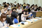 두산중공업이 주최한 ‘비욘드 썸머 캠프’에 참가한 베트남 학생들이 중앙대학교 R&D센터 강의실에서 교양 강좌 시간에 디지털 사진 촬영법을 배우고 있다.