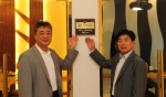 건국대 허 탁 발전기금본부장(왼쪽)과 여성구 스타시티 아트홀 대표(오른쪽)이 스마트 KU 패밀리 명패를 부착하고 기념촬영을 하고 있다.