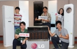 LG전자 창원 공장에서 에어컨 개발자들이 기증받은 35년된 창문형 에어컨(1977년 LG전자 창원공장에서 처음 생산된 모델)과 최신형 에어컨을 소개하고 있다.