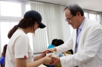 서거석 전북대 총장이 학생에게 아이스크림을 나눠주고 있다.
