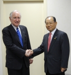 이계철 방송통신위원회 위원장은 8월 6일(월) 오후에 제9차 APEC 장관회의가 열리는 러시아 상트페테르부르크에서 미국 대표인 필립 버비어(Philip L. Verveer) 미국 