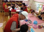 어린이들에게 그림을 그려주는 행복한 시간