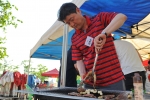 지난 5월23일 오후 한강난지캠핑장에서 한국야쿠르트 김혁수 부사장이 ‘CEO와의 대화’ 참석자들에게 제공하기 위해 고기를 굽고 있다.