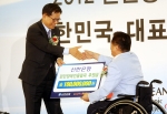 2012 런던장애인올림픽 선수단 결단식에서 신한은행 서진원 은행장(좌측)이 장춘배 선수단 단장(우측)에게 격려금을 전달 하고 있는 모습.