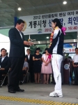 펜싱 국가대표 신아람이 계룡시청 환영식에서 국민 금메달을 전달받았다.