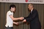 23일 여의도 LG트윈타워에서 열린 &#039;2012 LG연암문화재단 연암장학증서 수여식&#039;에서 강유식 (주)LG 부회장이 장학생 대표 김찬희씨 (서강대 컴