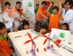 한국 지멘스가 25일 경기도 안성 너리굴 문화마을에서 진행한 ‘지멘스 에코캠프 2012’에서 참가 어린이들이 ‘풍력 자동차 경주대회’를 즐기고 있다.