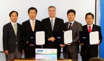 왼쪽부터 이수봉 코닝사 경영지원실장, 권희태 충남도 정무부지사, 앤드류 필슨 코닝사 부사장, 송윤구 삼성코닝어드밴스드글라스 사장, 강병국 아산시 부시장