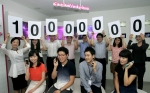 LG유플러스(부회장 이상철/ www.uplus.co.kr)가 이동통신 가입자 1,000만명을 돌파했다. 사진은 LG유플러스 임직원들이 1,000만 돌파를 기념, 축하하고 있는 모습
