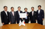 창원시가 30일 일본의 세계적인 자동차 부품회사인 (주)덴소와 창원공장 신설에 관한 투자의향서를 교환했다.
