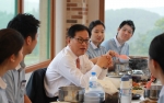 신한은행 서진원 은행장이 신입직원들과 자유롭게 소통하며 점심을 함께 하고 있는 모습.