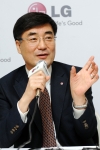 LG전자 HE사업본부장 권희원 사장이 지난 31일(현지시각) 독일 베를린에서 국내기자 간담회를 갖고 중장기 TV 사업전략을 발표했다. 권사장은 