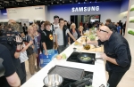 IFA 전시장 Messe Berlin 5.1홀에 설치된 삼성전자 생활가전부스에서 쿠킹쇼를 하고 있는 독일의 유명 요리사 스테판 비어츠(사진 우측)와 쇼를 구경하는 방문객