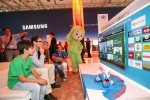 독일 베를린에서 열린 IFA2012에서 삼성전자 부스를 찾은 관람객들이 삼성 스마트TV의 신규 스포츠 앱인 '더풋볼앱(The Football App)'을 체험해보